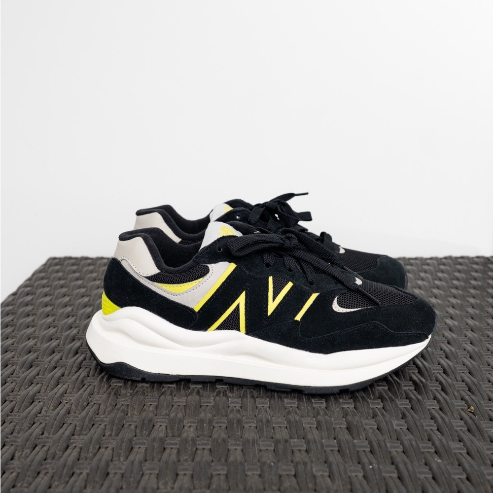 New Balance 5740 Sneakers Shoes Suede Black Yellow Women’s Size 8 New *Rare*